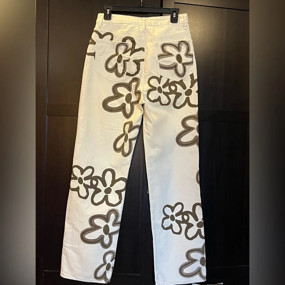 Floral print boyfriend jeans. Straight leg High rise Cream, brown. Cotton. 9/ 29 - Picture 5 of 12